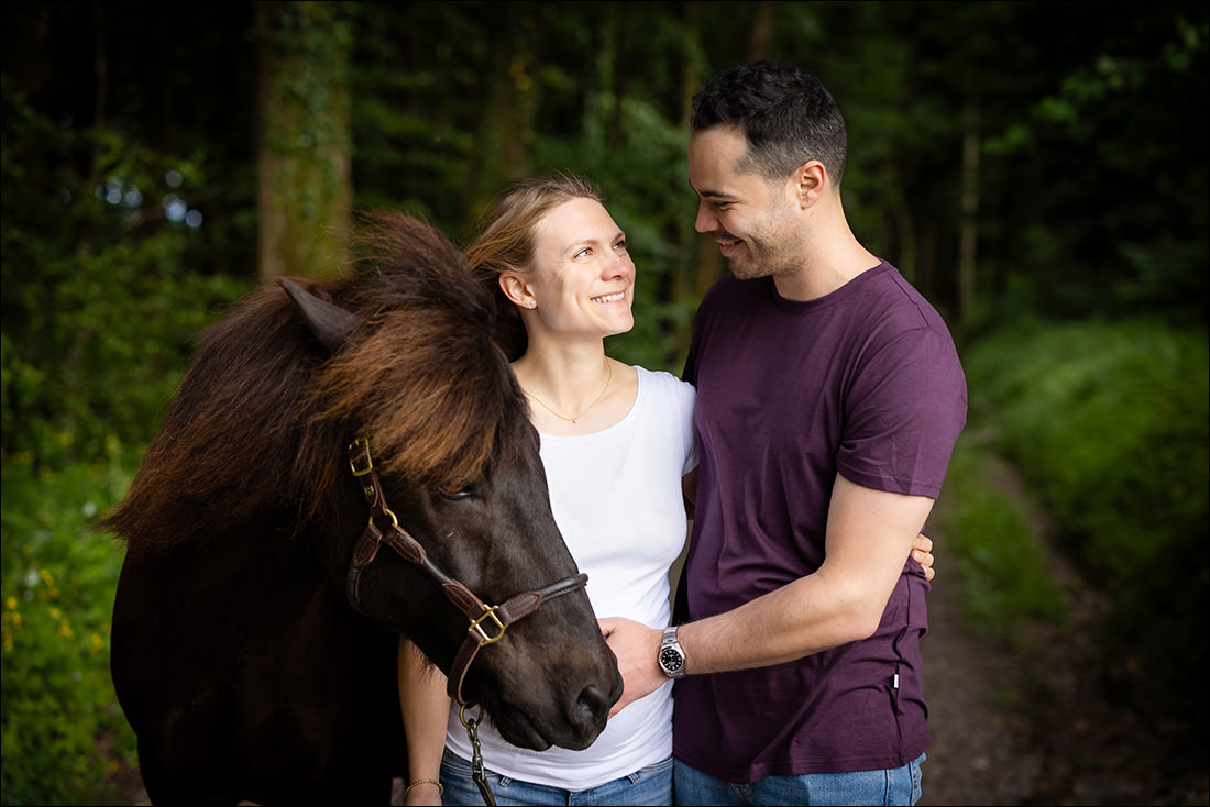 Werdende Eltern mit ihrem Pony im Schwarzwald.