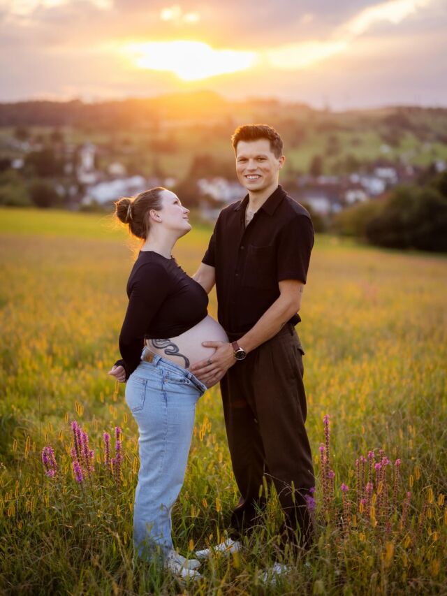 Liebe im Bauch!

Ich durfte mit den Beiden ein wunderschönes Babybauchshooting in den Wiesen von Karsau karsau. 
Hier hat sich sogar die Sonne durch die Wolken blicken lassen. Ein Traum. Bald gibt es mehr Eindrücke von dem Fotoshooting. 

#babybauchliebe #fotografrheinfelden #kugelzeit #wunderimwerden #glücksmomente #natürlichefotografie #momtobe2025