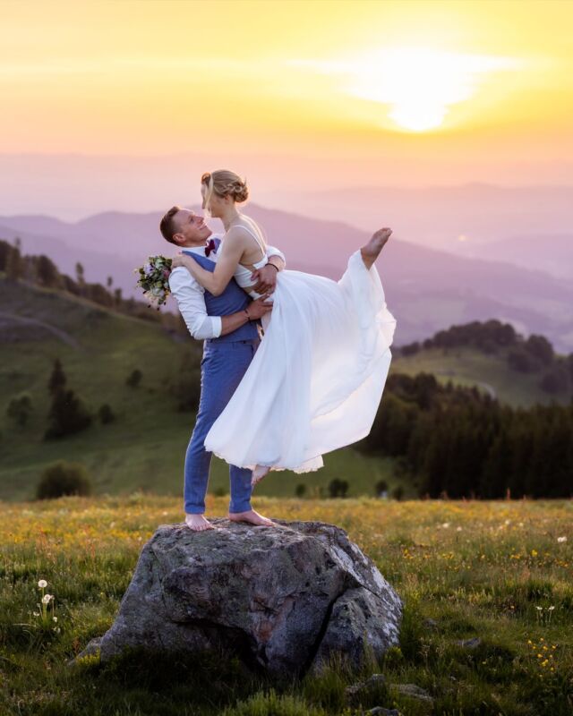 Mit den beiden durfte ich Ende Mai einen wundervollen Abend auf den #hinterwaldkopf im Schwarzwald verbringen. So viel Herzlichkeit, Vertrauen und ehrliche Freude füreinander. 
Während der Himmel langsam goldener wurde und die Berge in sanftes Licht tauchte, entstanden Bilder voller Nähe und Leichtigkeit. 

#hochzeitsfotograffreiburg #brautpaar2026 #goldenhour #schwarzwaldliebe