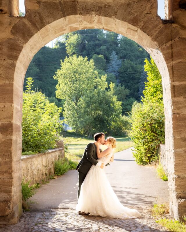 Was für eine wunderschöne Sommerhochzeit im Schloss Beuggen. 

Von Anfang an war zu spüren, mit wie viel Liebe die beiden ihren Hochzeitstag geplant hatten. So viele kleine Details, persönliche Momente und ganz viel Freude machen diesen Tag aus. 

Ich bin sehr dankbar, dass ich diesen wundervollen Tag für die beiden festhalten durfte. 

#schlossbeuggenhochzeit 
#hochzeitsfotograflörrach 
#hochzeitrheinfelden 
#realweddings 
#sommerhochzeit

Location: @schlossbeuggen 
Traurednerin: @sandra_keusen 
DJ: @djtomg.de